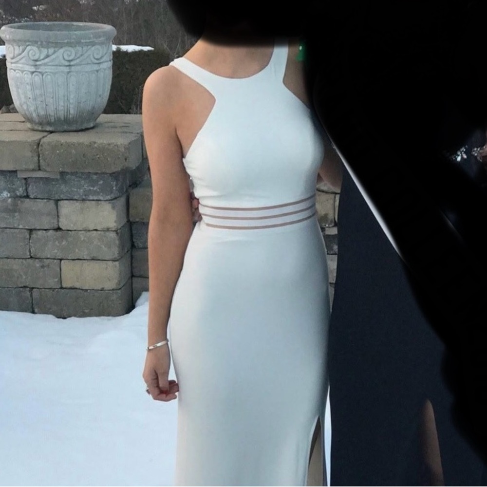 Elegant White Sleeveless Dress
